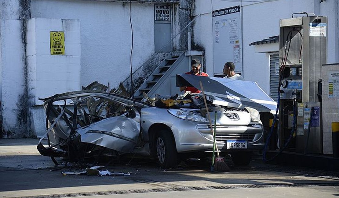 Morre motorista de carro que explodiu em posto no Rio