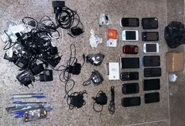 Agentes apreendem objetos jogados por cima de muralha de unidade prisional