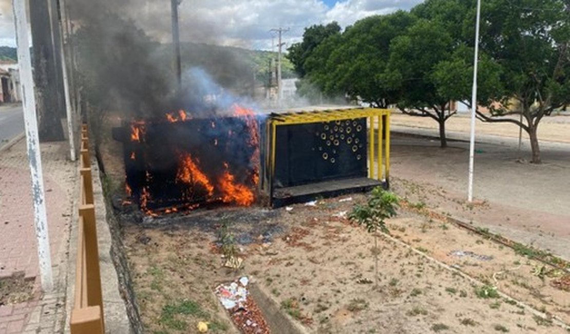 Incêndio destrói estrutura de lanchonete em Palmeira dos Índios