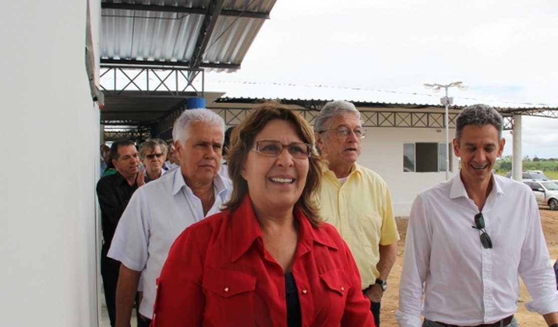 Célia entrega pauta de reivindicações ao governador