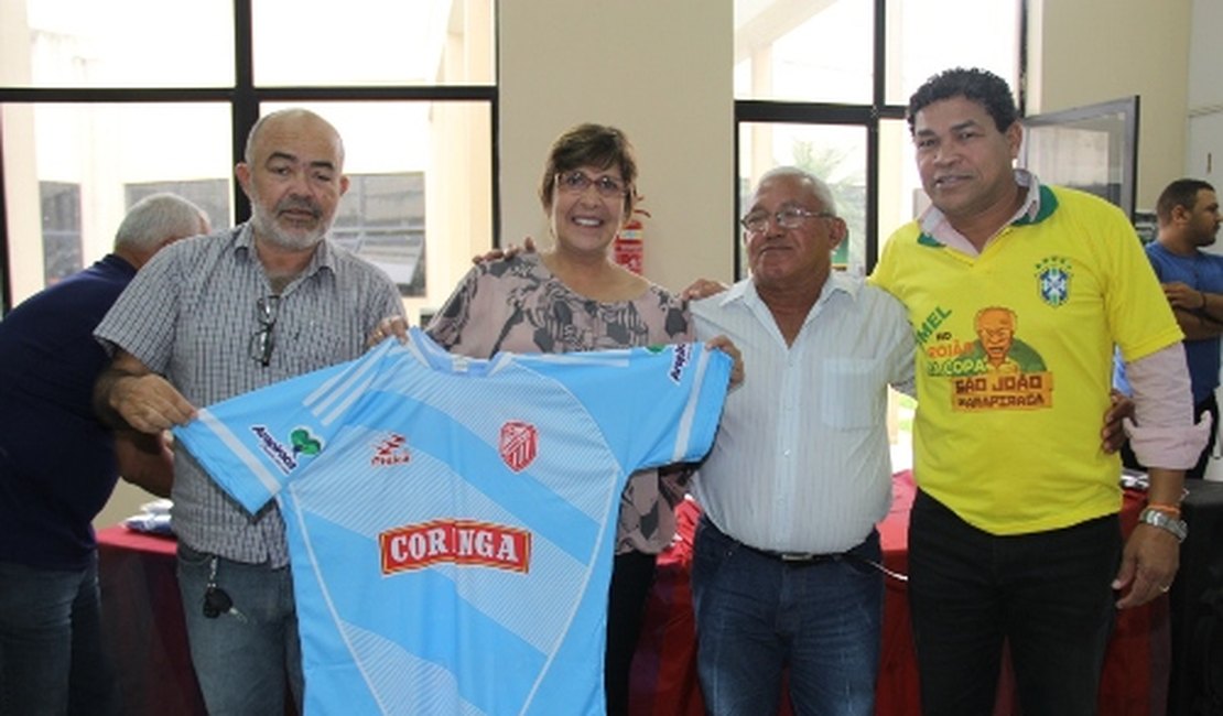 Prefeitura de Arapiraca entrega uniformes para integrantes de campeonato amador