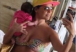 Deborah Secco reproduz foto com Maria Flor no colo e fãs comentam: “Chocada”