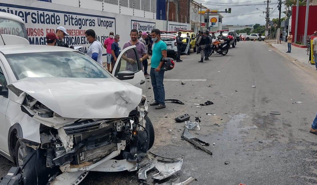 Vídeo. Colisão envolvendo carro e viatura deixa militares feridos em Arapiraca