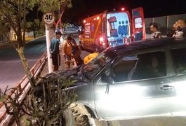 Colisão de carro em árvore deixa mulher ferida em Delmiro Gouveia