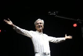 Caetano Veloso canta no Marco Zero, em Recife