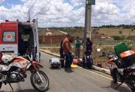 Motociclista fica ferido após colidir contra poste na AL-220, em Arapiraca