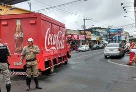 Caminhão da Coca-Cola colide na traseira de veículo, na 15 de Novembro, em Arapiraca