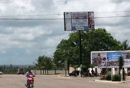 Menor ameaça porteiro e depreda escola pública de São Sebastião com um facão