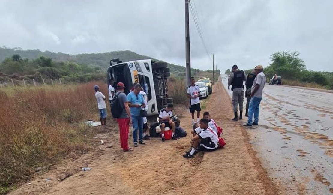 Micro-ônibus com equipe de futebol sub-15 tomba e deixa feridos em São José da Tapera