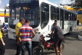 Colisão entre ônibus e motocicleta deixa um ferido em Maceió