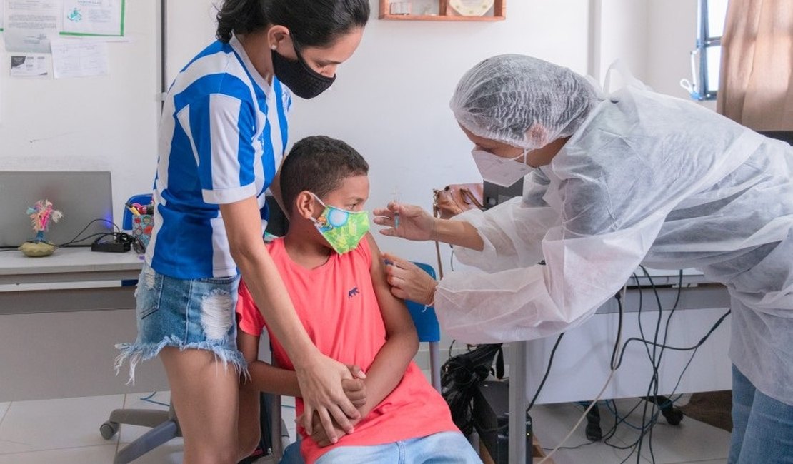 Alunos de escola são vacinados após morte de criança, em Maceió