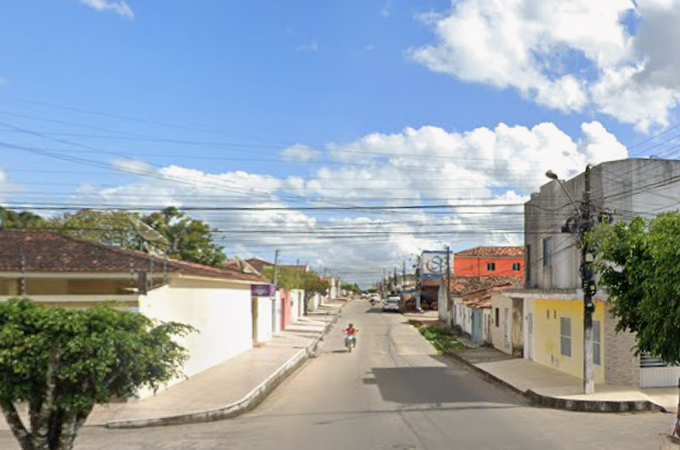 Motociclista leva pedrada no capacete ao passar pelo bairro Primavera, em Arapiraca