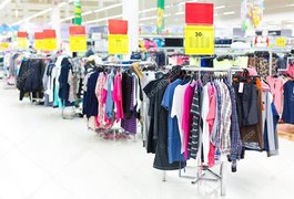 Mulher é presa furtando 29 peças de roupas de Supermercado em Maceió