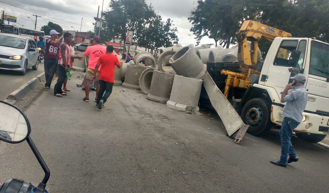 Caminhão tomba e deixa trânsito lento, em Maceió