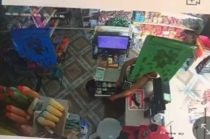 Mulher é flagrada por câmera de segurança furtando dinheiro de mercadinho em Arapiraca
