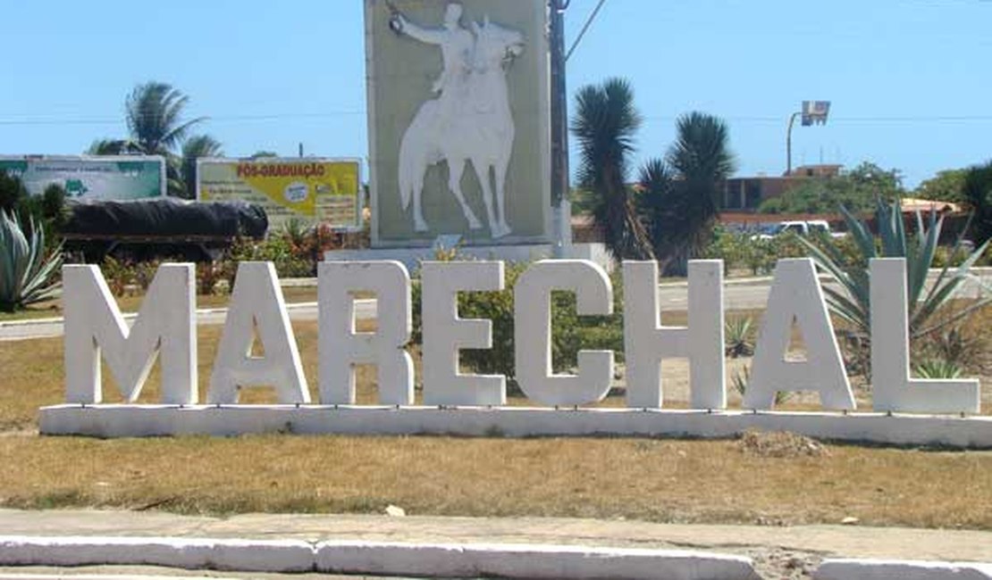 Mulher fotografa pelada em diversos pontos da cidade de Marechal Deodoro