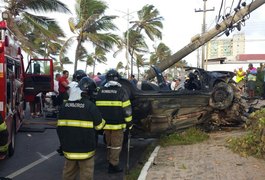 Veículos colidem em postes e deixam quatro pessoas feridas em Maceió