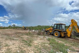 Prefeitura de Penedo realiza nova limpeza em terreno privado utilizado como lixão