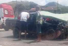 Grave acidente envolvendo carro e caminhão deixa um morto e um ferido na AL-210, em Viçosa
