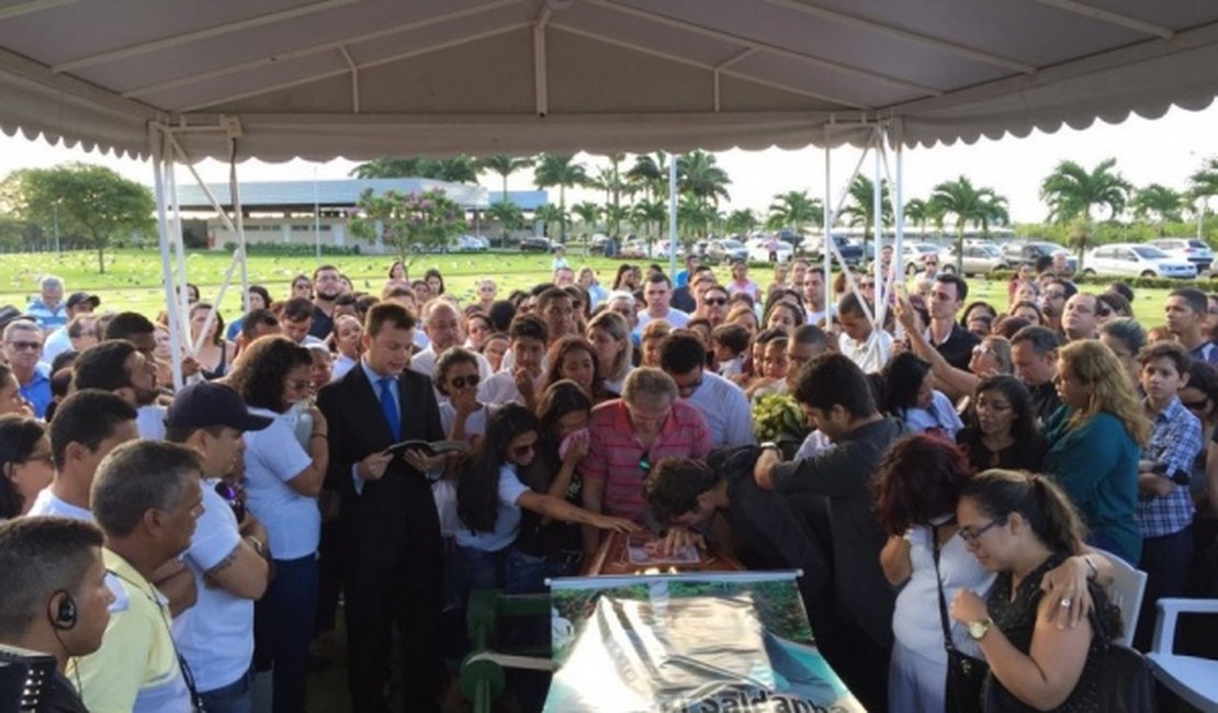 Dor e muita comoção marcam o último adeus a Abinael Saldanha