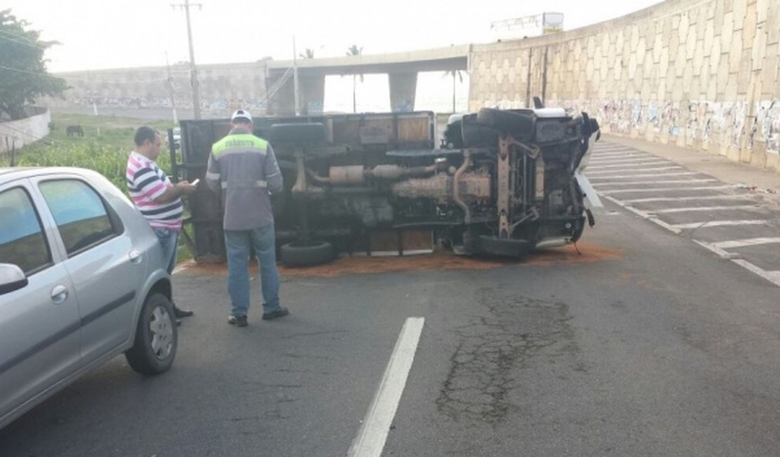Caminhão com materiais hospitalares capota próximo à saída de Maceió