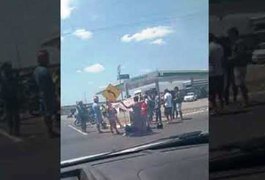 Vídeo: Mulher fica ferida após colisão entre carro e moto na AL-115, em Arapiraca