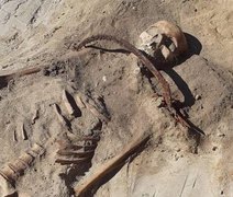 Arqueólogos acham esqueleto de 'mulher-vampira' em escavação na Polônia