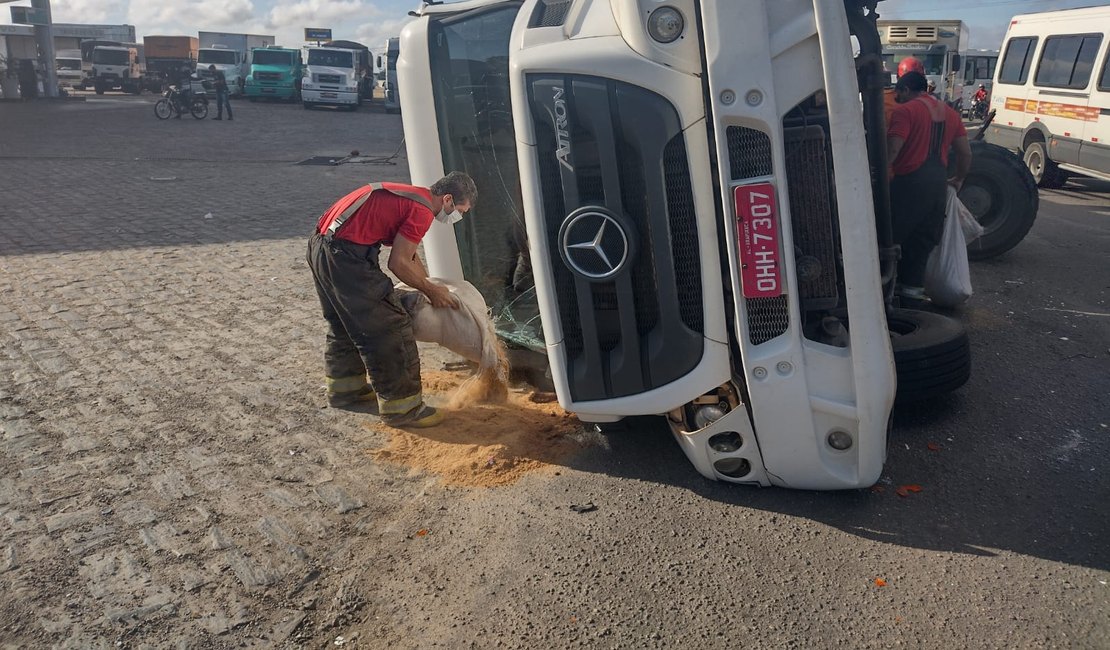 Vídeo. Carreta tomba e condutor fica ferido na AL 110 em Arapiraca
