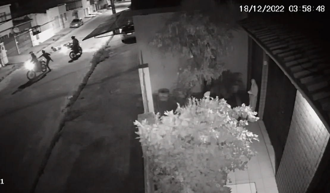 VÍDEO: Criminosos perseguem e derrubam condutor em movimento para roubar moto em Maceió