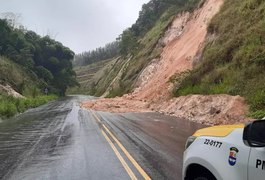 Deslizamento de barreira interdita trecho da AL-105; alagamento fecha rodovia AL-210