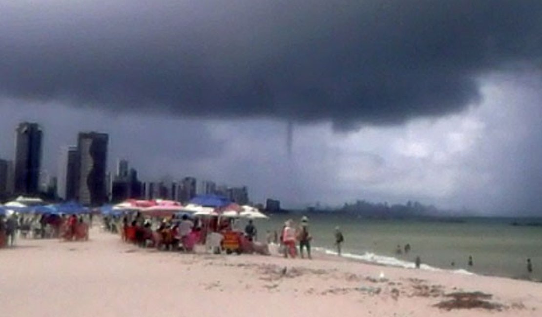 “Tornado” assusta banhistas na orla de Recife, assista ao vídeo