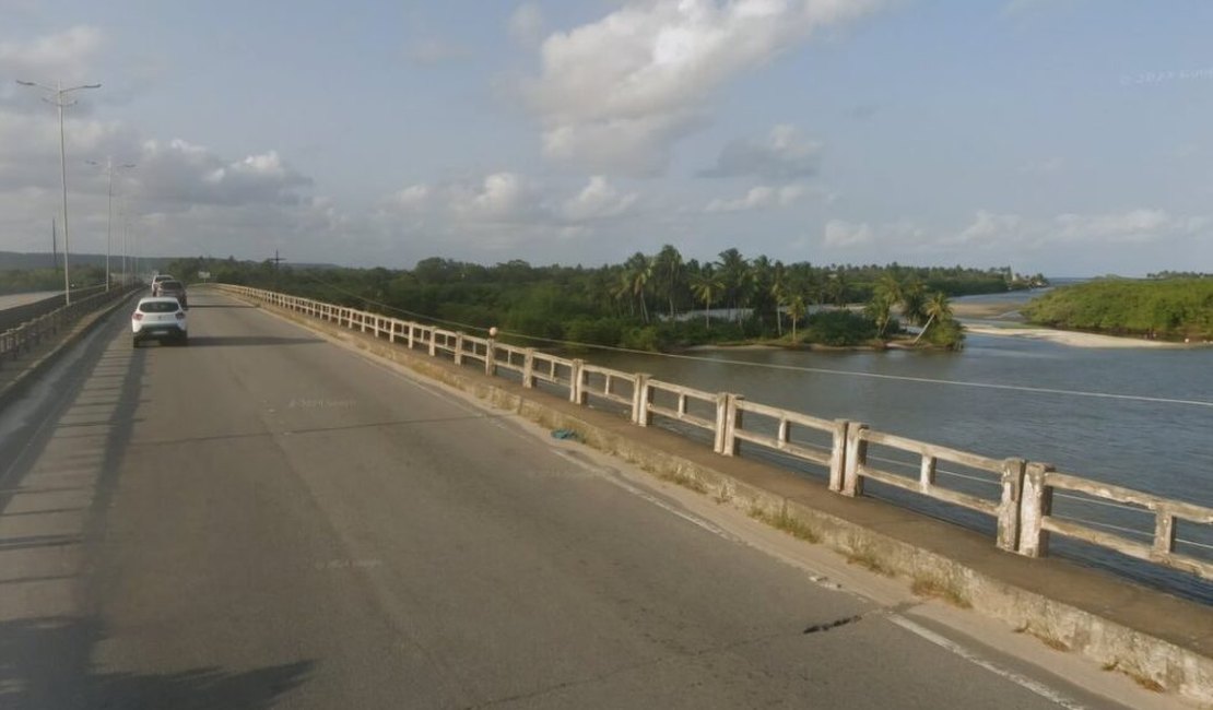 Vistoria analisa risco de ruptura em ponte sobre a Lagoa Manguaba, em Marechal Deodoro