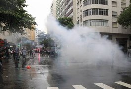 Manifestantes entram em confronto com PMs após enterro do dançarino DG