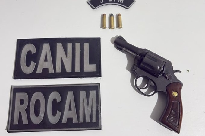 PM apreende revólver em residência e homem diz que recebeu R$ 700 para guardar arma, em Arapiraca