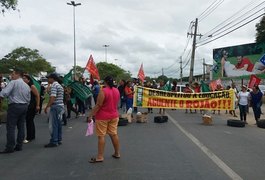 Servidores públicos de Rio Largo liberam a BR-104 após agendamento de reunião