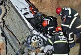 Carro cai em buraco de obra na BR-424 e três pessoas morrem em Marechal Deodoro; duas ficaram feridas