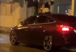 VÍDEO: Homem se revolta e sobe em carro ao ver ex-esposa com amigo em Arapiraca