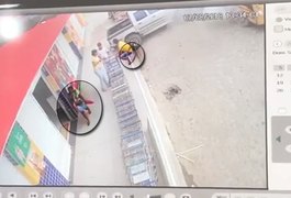 Vídeos mostram momento em que servidora pública é atingida por peça de ônibus