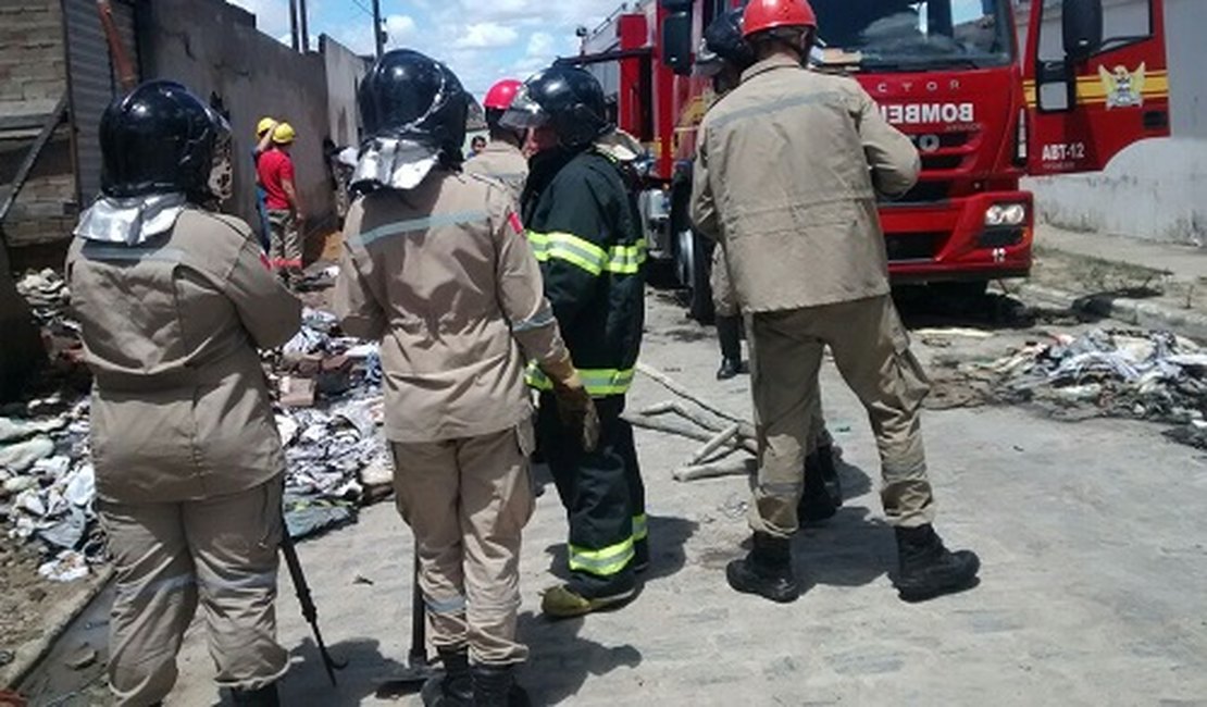 Novo foco de incêndio em estoque de loja deixa moradores apreensivos em Arapiraca