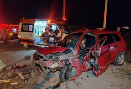 Colisão entre dois veículos de passeio deixa uma pessoa presa nas ferragens de carro, em Arapiraca