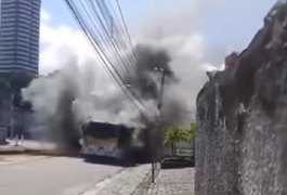 Ônibus com passageiros pega fogo e assusta populares em Maceió