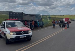 VÍDEO. Na entrada de povoado, acidente envolvendo motociclista e caçamba termina com vítima fatal em Arapiraca
