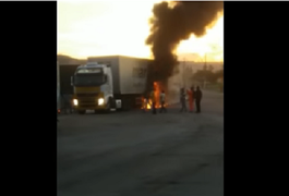 VÍDEO. Carreta pega fogo na BR-101, em São Miguel dos Campos