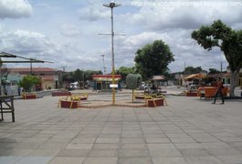 Homem é preso após agredir danificar residencia, jogar tijolo em mulher e ameaçar o esposo dela