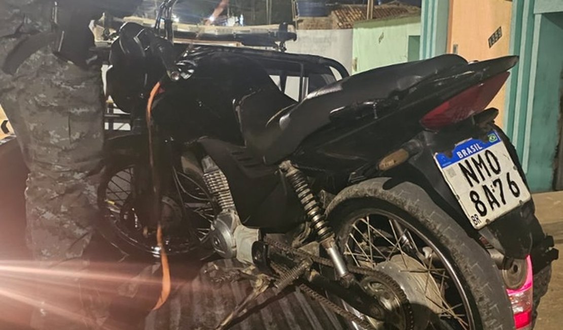 Motocicleta furtada no Bosque das Arapiracas é localizada por policiais no bairro Primavera