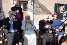 Bento XVI comemora 90 anos bebendo cerveja com convidados no Vaticano