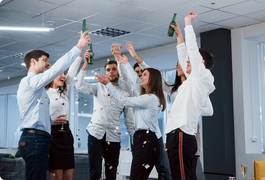 Festa da firma: Pode beber, flertar e dançar? Veja como curtir sem se arrepender no dia seguinte