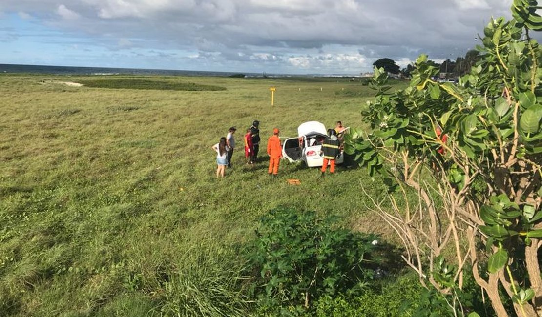 Carro capota após bater em moto no Pontal da Barra e deixa sete feridos
