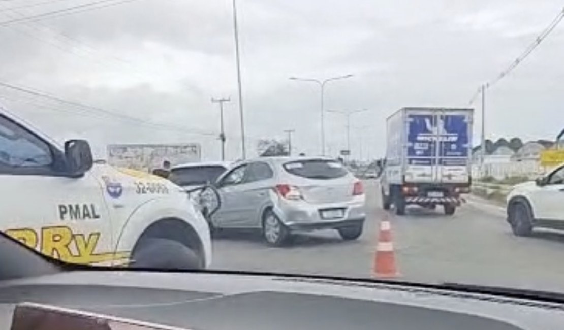 Engavetamento entre quatro veículos é registrado e deixa trânsito lento em Arapiraca