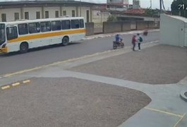 Adolescente é assaltado e tem celular levado por dupla criminosa armada, em Arapiraca